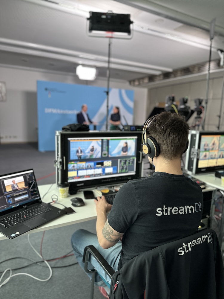 DPMA-Livestream-Produktion-mit-Rueckwand