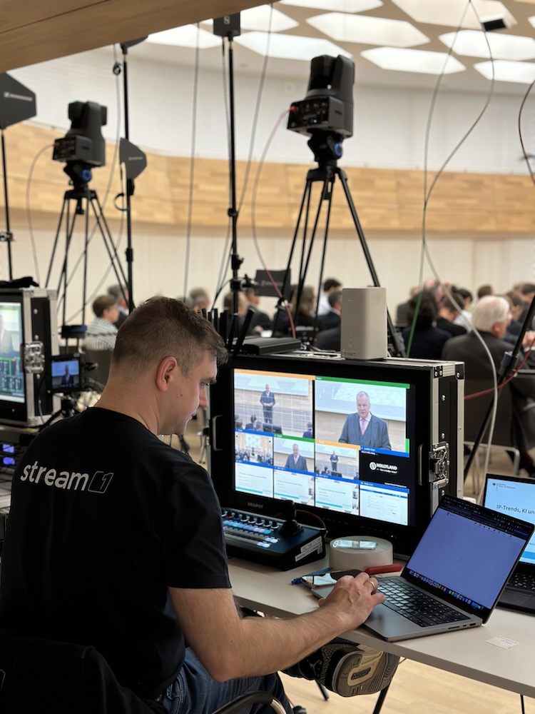 Hybrider-Livestream-einer-Informationsveranstaltung-in-Muenchen