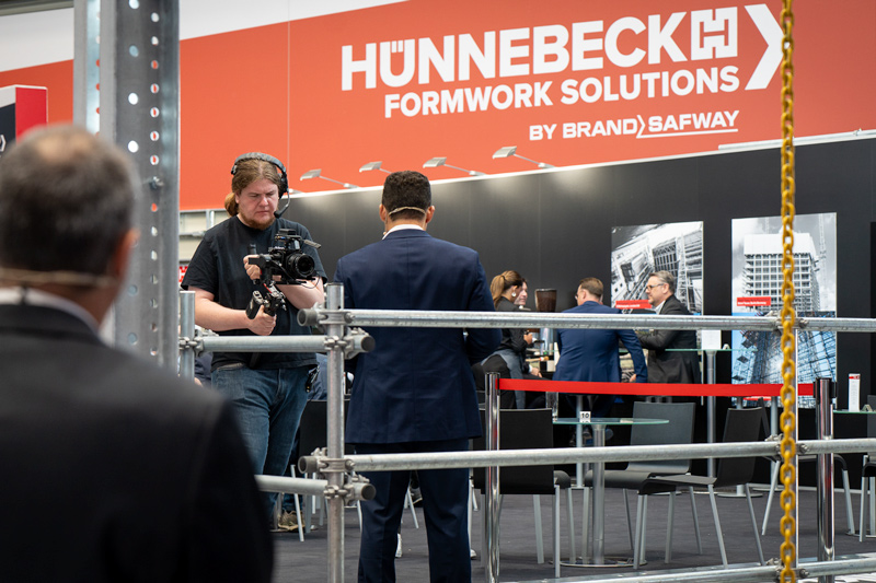 Kameramann Andi in Einsatz auf dem Hünnebeck Stand