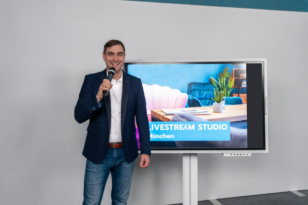 Moderator im Studio